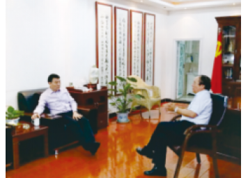 西安市市委组织部副部长、西安人社局局长李宁军与张院长亲切交谈